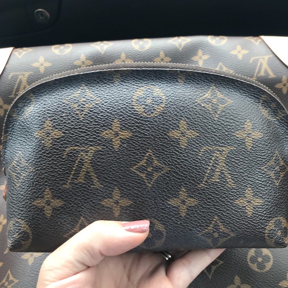 Pochette cosmetic makeup Louis Vuitton pouch